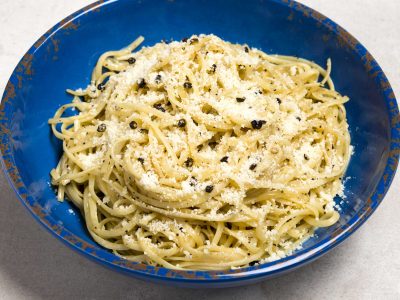 pasta with parmesan cheese and black pepper and garlic